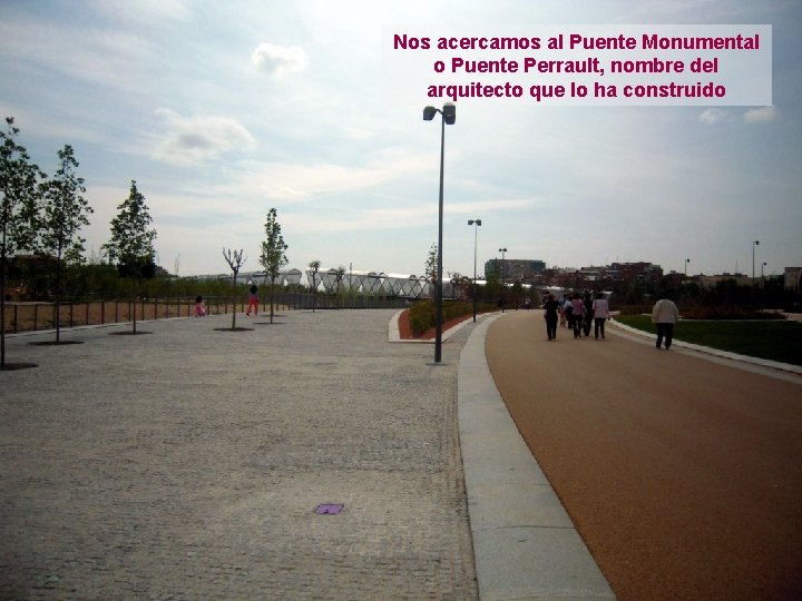 Nos acercamos al Puente Monumental o Puente Perrault, nombre del arquitecto que lo ha