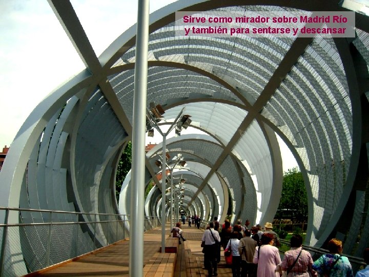 Sirve como mirador sobre Madrid Río y también para sentarse y descansar 