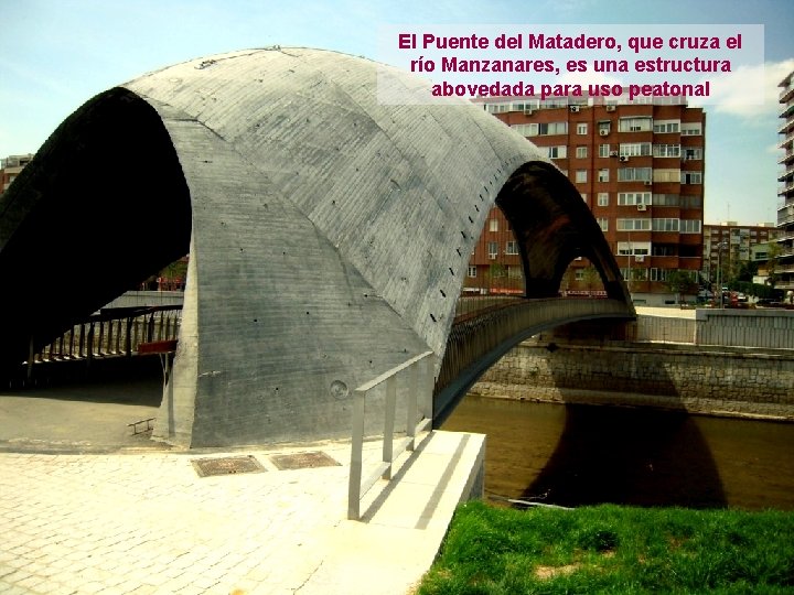 El Puente del Matadero, que cruza el río Manzanares, es una estructura abovedada para