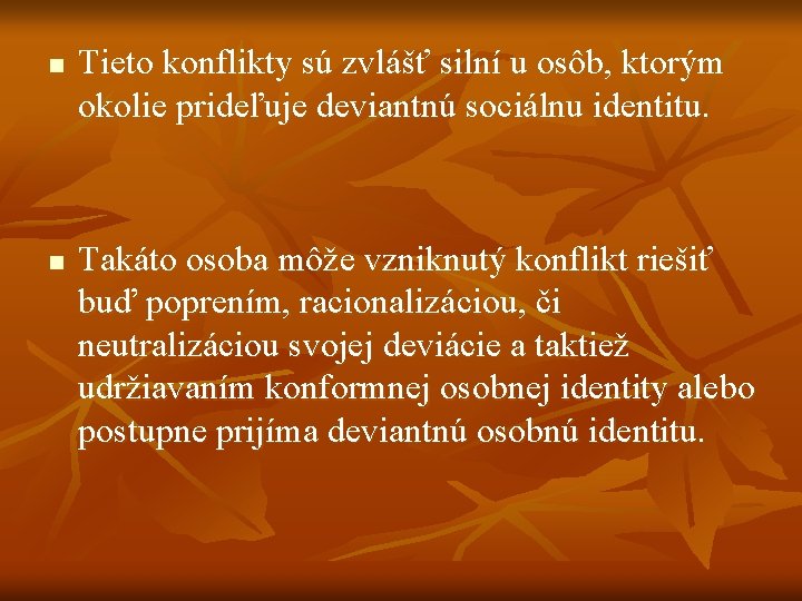 n n Tieto konflikty sú zvlášť silní u osôb, ktorým okolie prideľuje deviantnú sociálnu n n Tieto konflikty sú zvlášť silní u osôb, ktorým okolie prideľuje deviantnú sociálnu