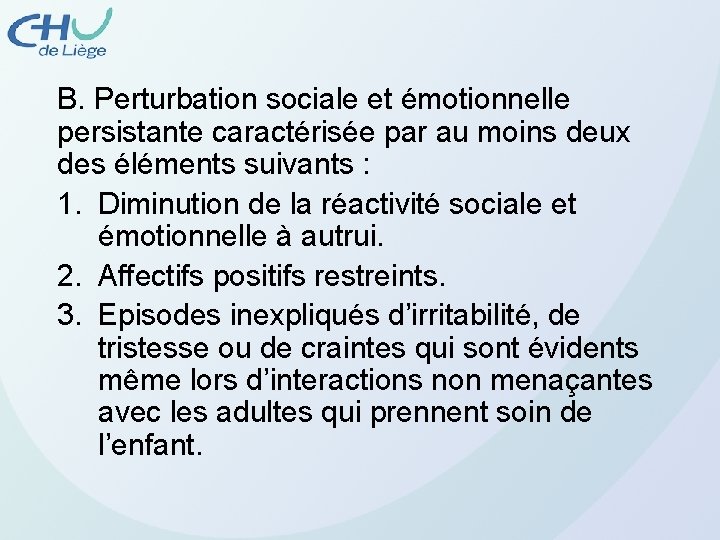 B. Perturbation sociale et émotionnelle persistante caractérisée par au moins deux des éléments suivants