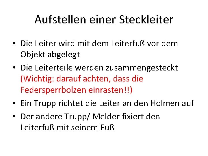 Aufstellen einer Steckleiter • Die Leiter wird mit dem Leiterfuß vor dem Objekt abgelegt