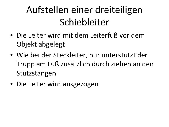 Aufstellen einer dreiteiligen Schiebleiter • Die Leiter wird mit dem Leiterfuß vor dem Objekt