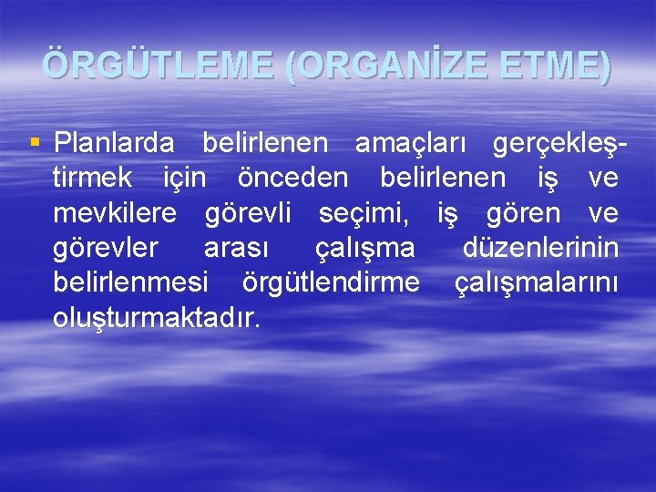 ÖRGÜTLEME (ORGANİZE ETME) § Planlarda belirlenen amaçları gerçekleştirmek için önceden belirlenen iş ve mevkilere