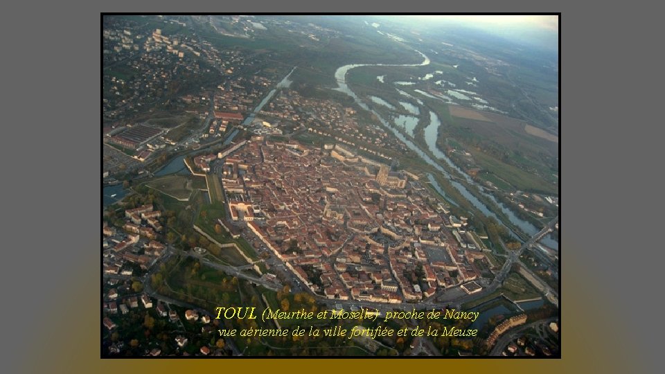 TOUL (Meurthe et Moselle) proche de Nancy vue aérienne de la ville fortifiée et