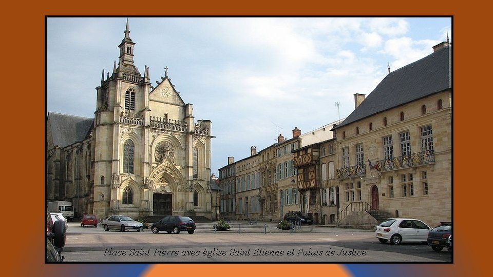 Place Saint Pierre avec église Saint Etienne et Palais de Justice 