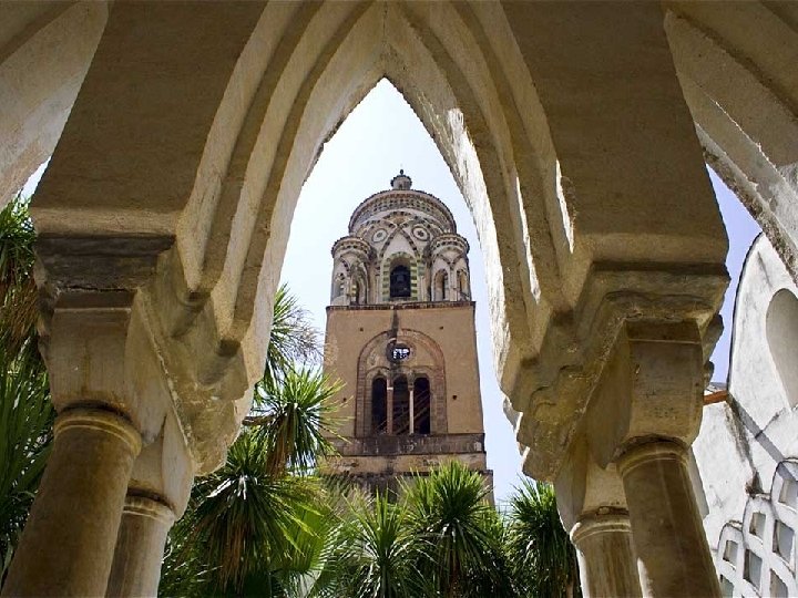 Desde el siglo IX se alza su catedral de estilo árabe-normando, blanca, gris y