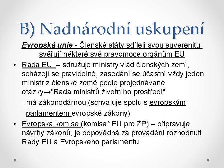 B) Nadnárodní uskupení Evropská unie - Členské státy sdílejí svou suverenitu, svěřují některé své