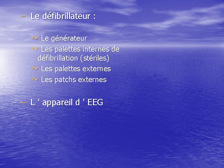 – Le défibrillateur : ~ Le générateur ~ Les palettes internes de défibrillation (stériles)