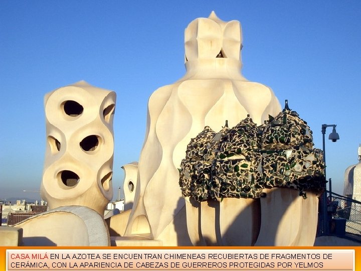 CASA MILÁ EN LA AZOTEA SE ENCUENTRAN CHIMENEAS RECUBIERTAS DE FRAGMENTOS DE CERÁMICA, CON