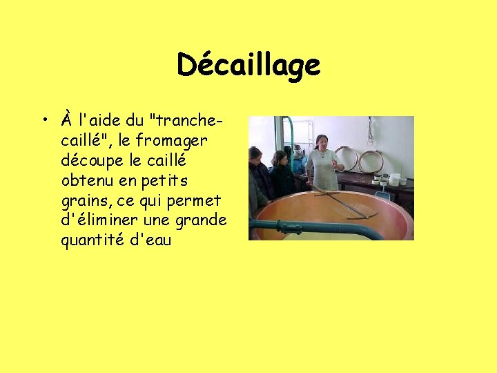 Décaillage • À l'aide du "tranchecaillé", le fromager découpe le caillé obtenu en petits