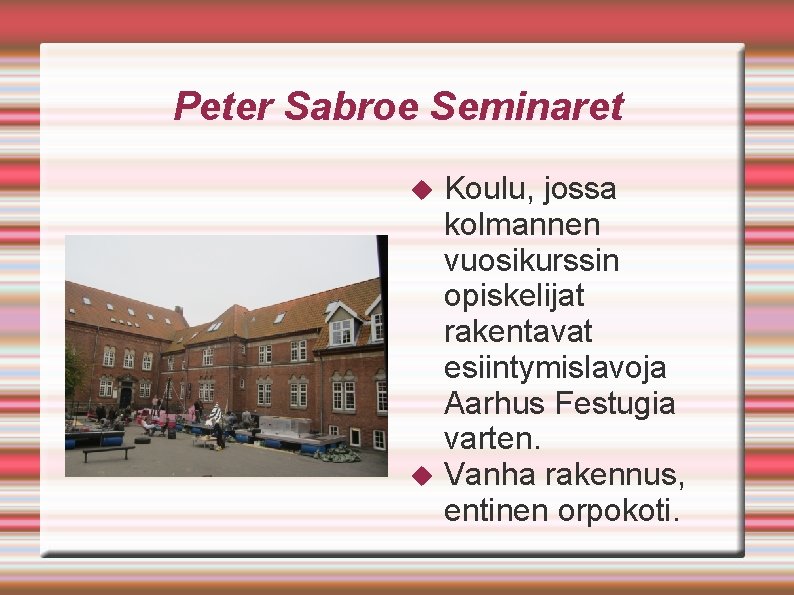 Peter Sabroe Seminaret Koulu, jossa kolmannen vuosikurssin opiskelijat rakentavat esiintymislavoja Aarhus Festugia varten. Vanha Peter Sabroe Seminaret Koulu, jossa kolmannen vuosikurssin opiskelijat rakentavat esiintymislavoja Aarhus Festugia varten. Vanha