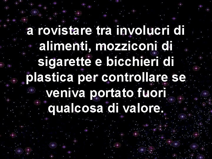 a rovistare tra involucri di alimenti, mozziconi di sigarette e bicchieri di plastica per