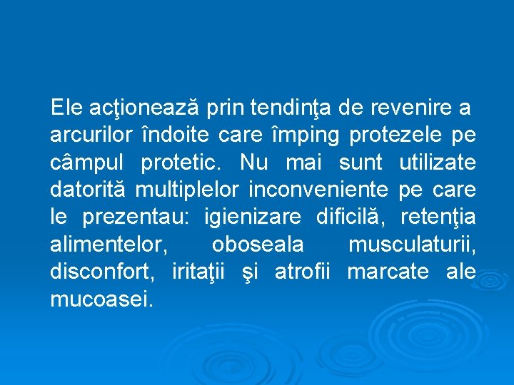 Ele acţionează prin tendinţa de revenire a arcurilor îndoite care împing protezele pe câmpul