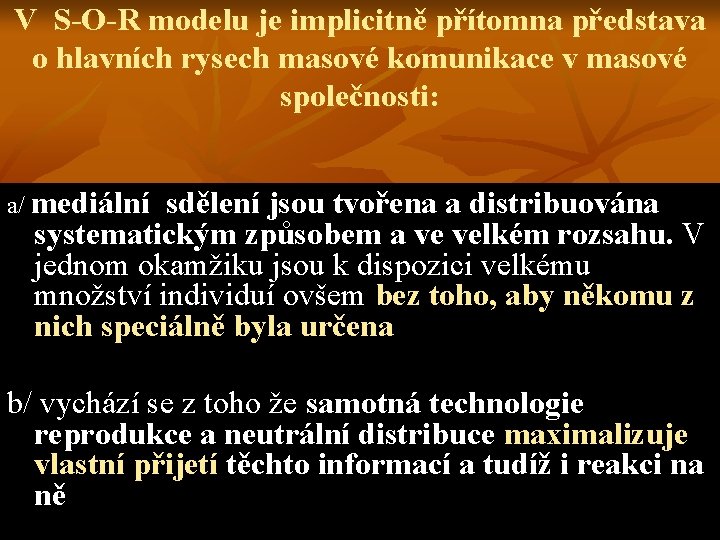 V S-O-R modelu je implicitně přítomna představa o hlavních rysech masové komunikace v masové