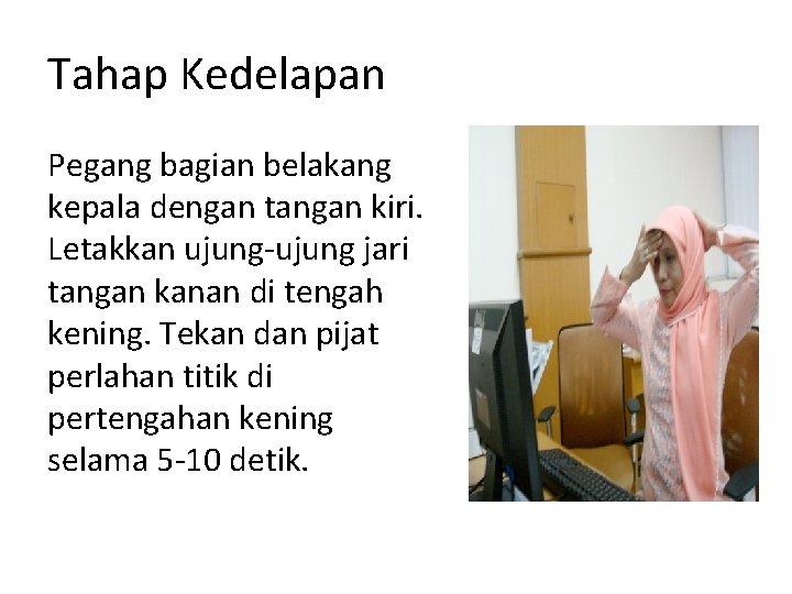 Tahap Kedelapan Pegang bagian belakang kepala dengan tangan kiri. Letakkan ujung-ujung jari tangan kanan