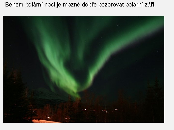 Během polární noci je možné dobře pozorovat polární záři. 