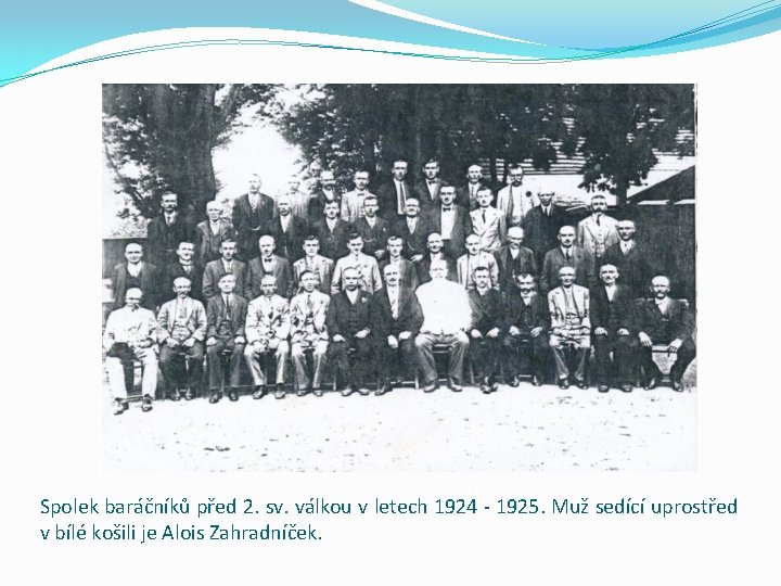Spolek baráčníků před 2. sv. válkou v letech 1924 - 1925. Muž sedící uprostřed