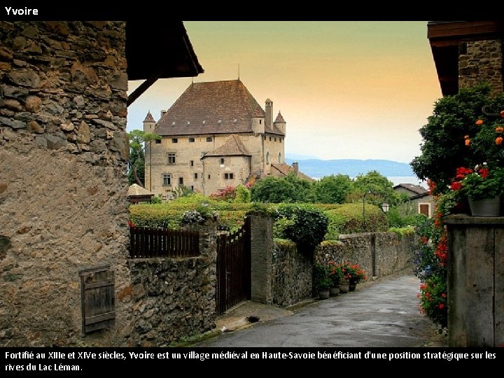 Yvoire Fortifié au XIIIe et XIVe siècles, Yvoire est un village médiéval en Haute-Savoie