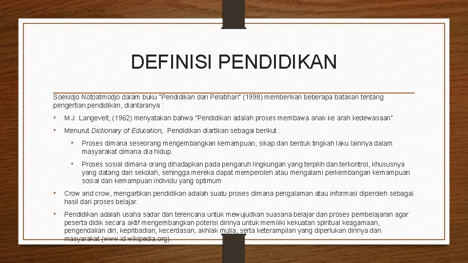 DEFINISI PENDIDIKAN Soekidjo Notoatmodjo dalam buku ”Pendidikan dan Pelatihan” (1998) memberikan beberapa batasan tentang