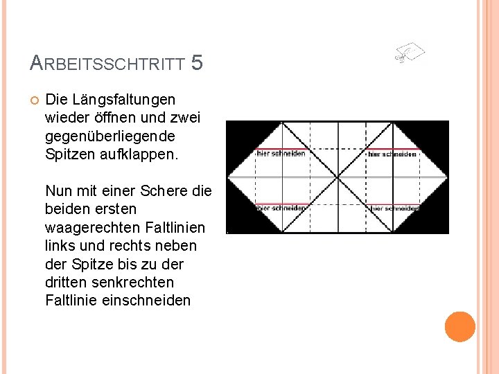 ARBEITSSCHTRITT 5 Die Längsfaltungen wieder öffnen und zwei gegenüberliegende Spitzen aufklappen. Nun mit einer