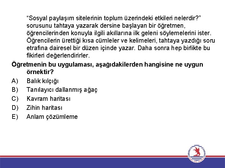 “Sosyal paylaşım sitelerinin toplum üzerindeki etkileri nelerdir? ” sorusunu tahtaya yazarak dersine başlayan bir