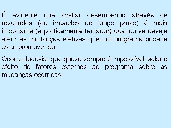 É evidente que avaliar desempenho através de resultados (ou impactos de longo prazo) é