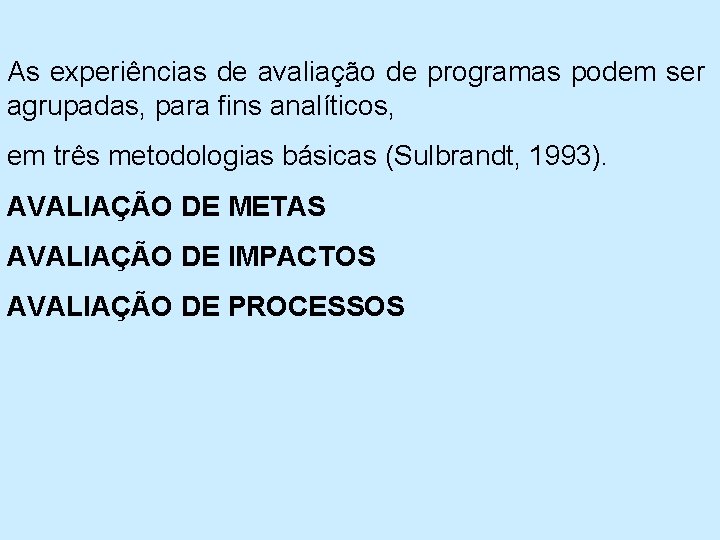 As experiências de avaliação de programas podem ser agrupadas, para fins analíticos, em três