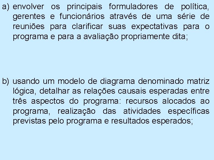 a) envolver os principais formuladores de política, gerentes e funcionários através de uma série