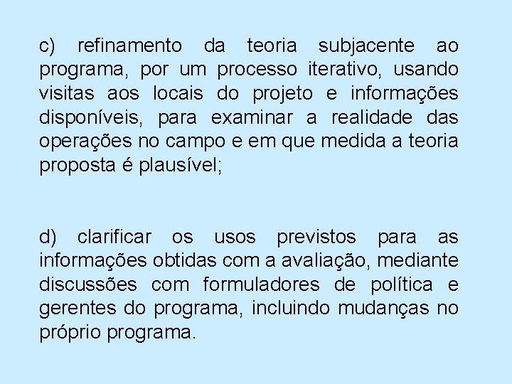 c) refinamento da teoria subjacente ao programa, por um processo iterativo, usando visitas aos