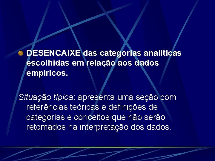 DESENCAIXE das categorias analíticas escolhidas em relação aos dados empíricos. Situação típica: apresenta uma