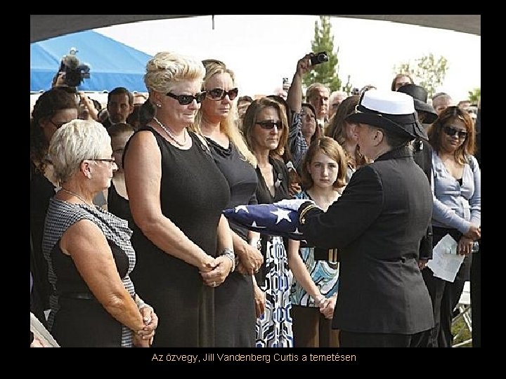 Az özvegy, Jill Vandenberg Curtis a temetésen 