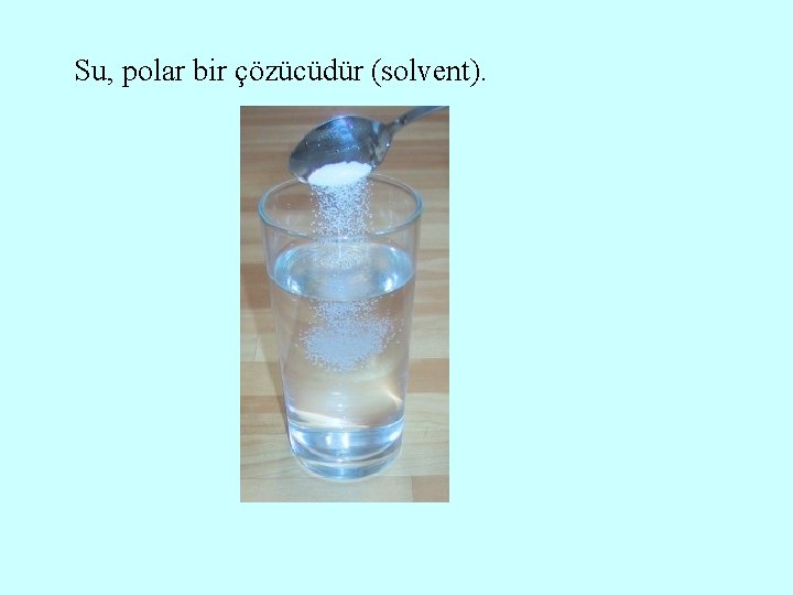 Su, polar bir çözücüdür (solvent). 