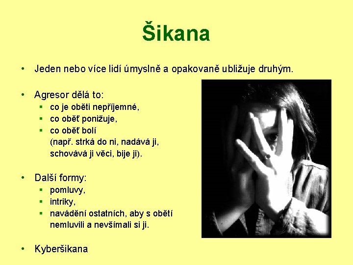 Šikana • Jeden nebo více lidí úmyslně a opakovaně ubližuje druhým. • Agresor dělá