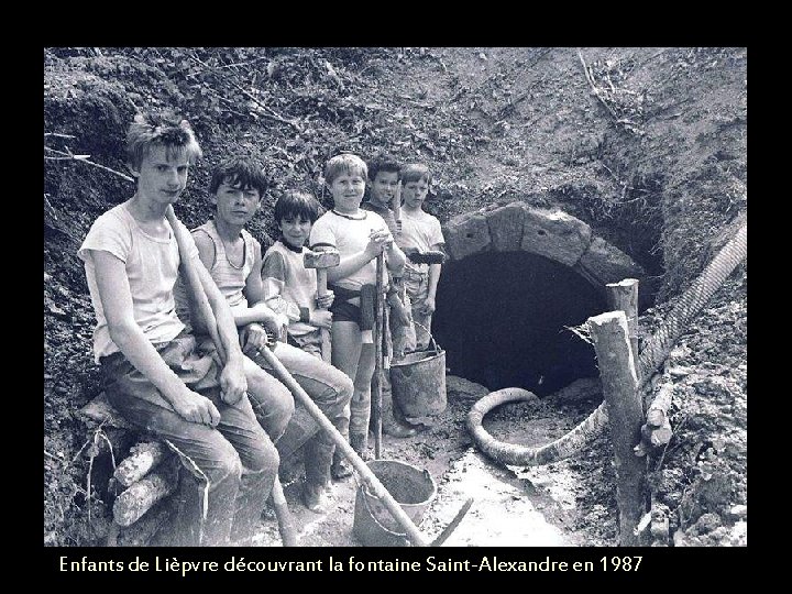 Enfants de Lièpvre découvrant la fontaine Saint-Alexandre en 1987 