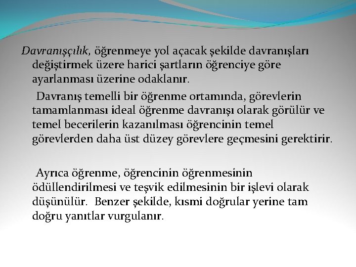 Davranışçılık, öğrenmeye yol açacak şekilde davranışları değiştirmek üzere harici şartların öğrenciye göre ayarlanması üzerine