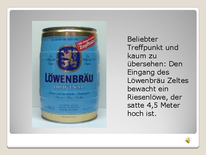 Beliebter Treffpunkt und kaum zu übersehen: Den Eingang des Löwenbräu Zeltes bewacht ein Riesenlöwe,