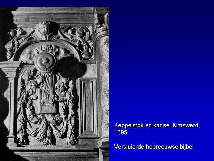 Keppelstok en kansel Kimswerd, 1695 Versluierde hebreeuwse bijbel 