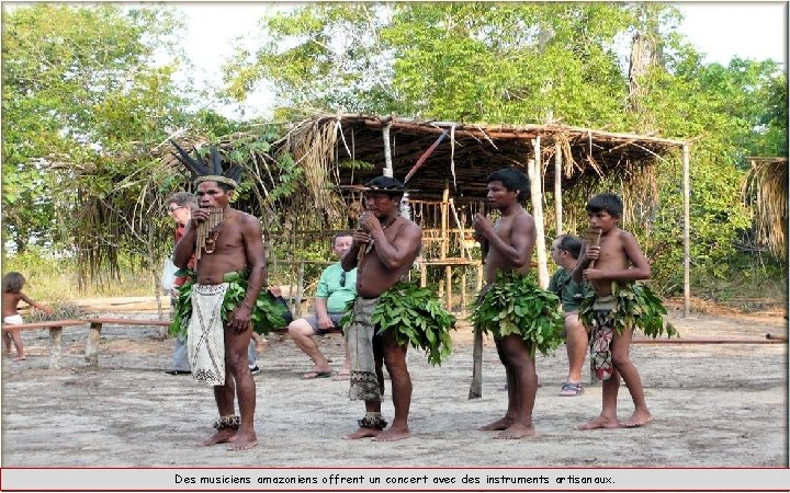 Des musiciens amazoniens offrent un concert avec des instruments artisanaux. 