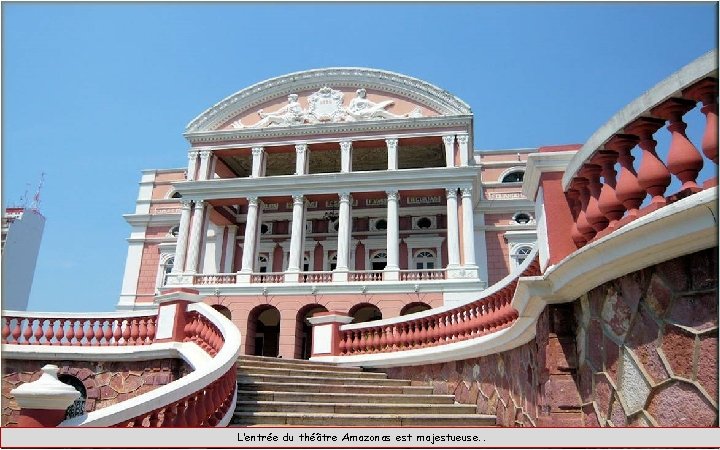 L’entrée du théâtre Amazonas est majestueuse. . 