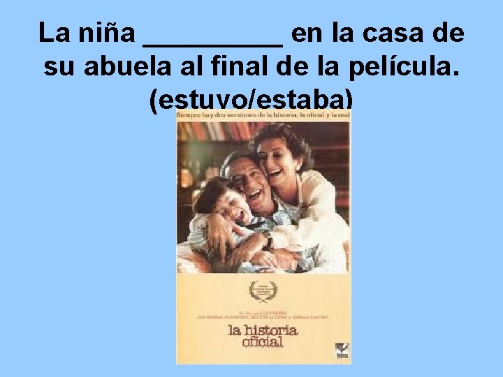 La niña _____ en la casa de su abuela al final de la película.