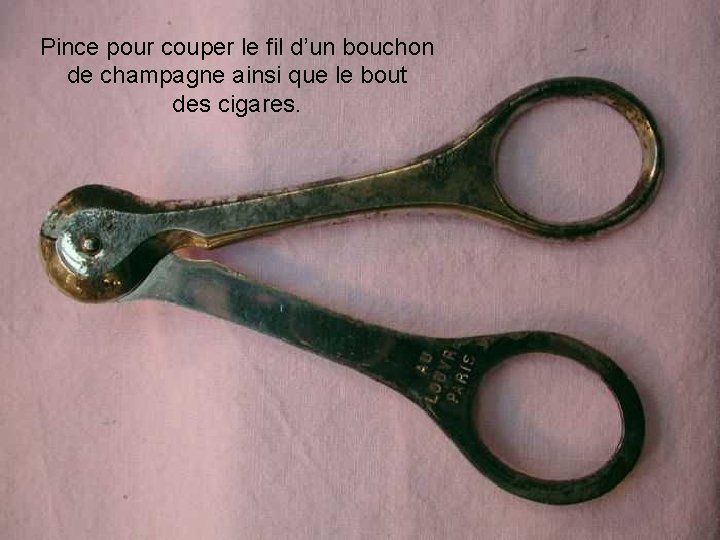 Pince pour couper le fil d’un bouchon de champagne ainsi que le bout des