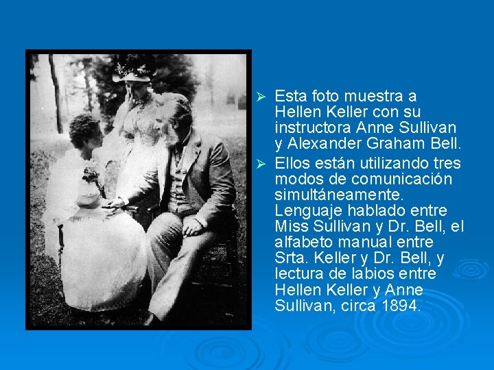 Esta foto muestra a Hellen Keller con su instructora Anne Sullivan y Alexander Graham