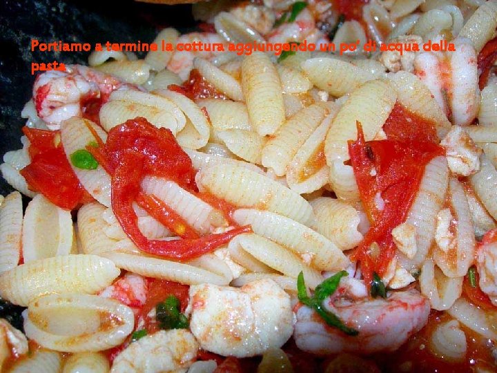 Portiamo a termine la cottura aggiungendo un po’ di acqua della pasta Portiamo a termine la cottura aggiungendo un po’ di acqua della pasta
