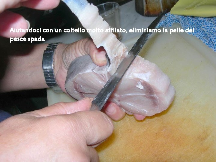 Aiutandoci con un coltello molto affilato, eliminiamo la pelle del pesce spada Aiutandoci con un coltello molto affilato, eliminiamo la pelle del pesce spada