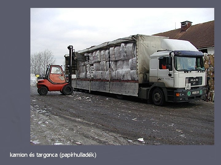 kamion és targonca (papírhulladék) 