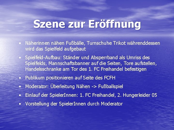 Szene zur Eröffnung • Näherinnen nähen Fußbälle, Turnschuhe Trikot währenddessen wird das Spielfeld aufgebaut