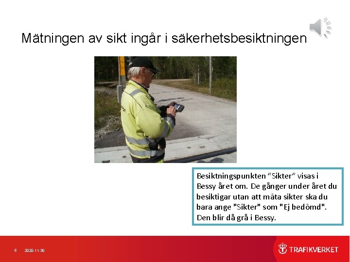 Mätningen av sikt ingår i säkerhetsbesiktningen << Foto med besiktningsman vid plankorsning med Bessy