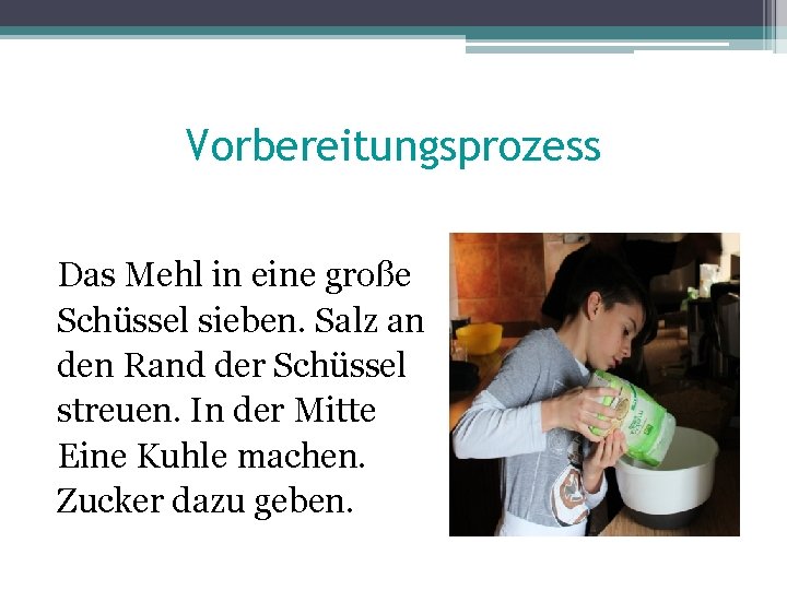 Vorbereitungsprozess Das Mehl in eine große Schüssel sieben. Salz an den Rand der Schüssel