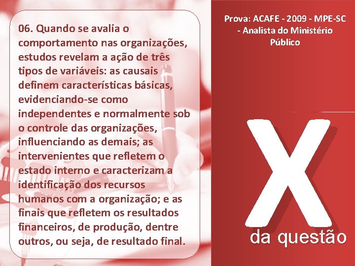 06. Quando se avalia o comportamento nas organizações, estudos revelam a ação de três